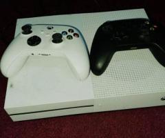 Xbox one For sale with two controllers and fifa game disc - 2