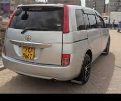 Toyota Isis 2009 - 3